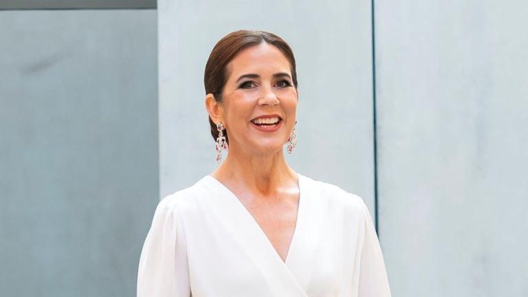 Η βασίλισσα Μαίρη της Δανίας με μάξι φούστα