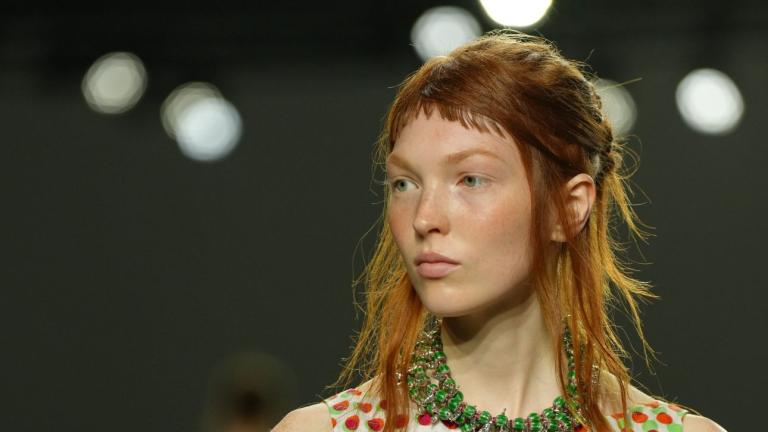 Μοντέλο με κόκκινα μαλλιά από το Dries Van Noten Spring Summer 2026