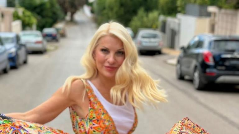 Η Ελένη Μενεγάκη με καλοκαιρινό φόρεμα