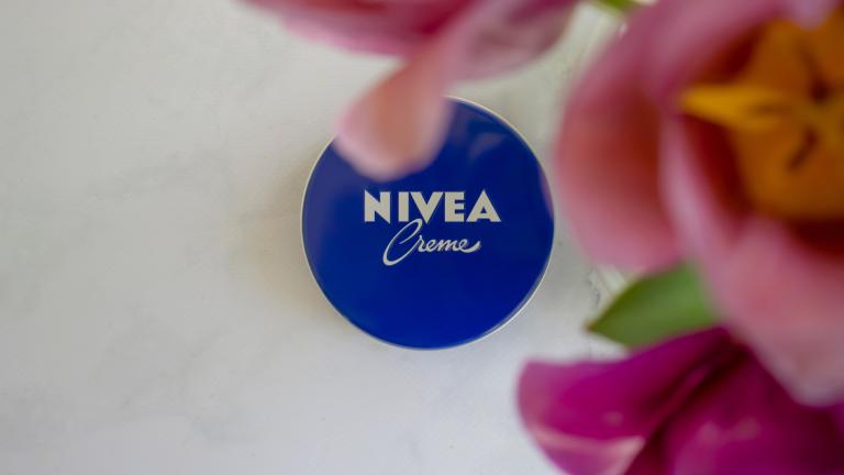 Φαρμακοποιός ξεκαθαρίζει: Η Nivea στο μπλε κουτί δεν είναι για τα ηλιακά εγκαύματα