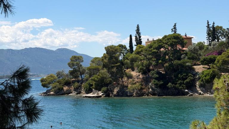 Το λιμανάκι της αγάπης, Πόρος
