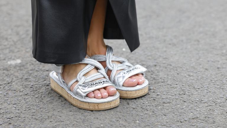 Από άσχημα σε chic: Πώς να φορέσετε τα πιο αμφιλεγόμενα σανδάλια της σεζόν