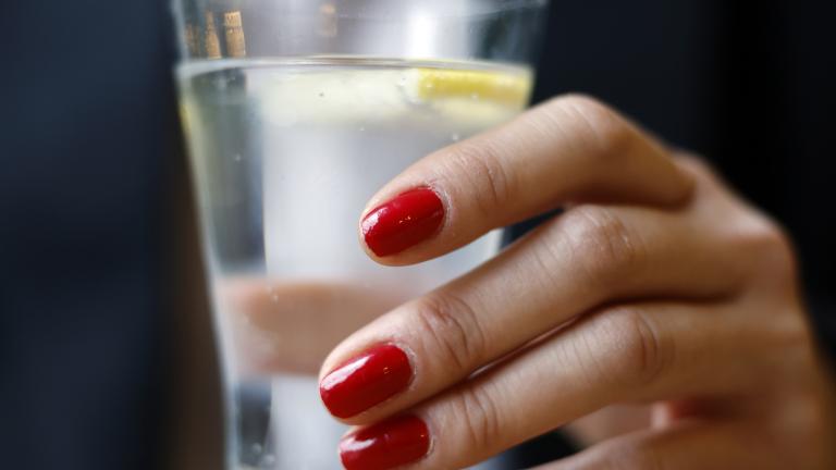 Τι συμβαίνει πραγματικά όταν πίνετε αρκετό νερό κάθε μέρα, σύμφωνα με διαιτολόγους