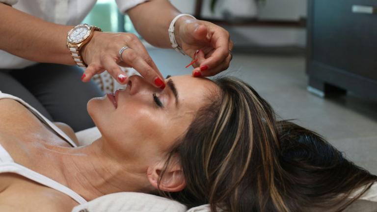 γυναίκα μακριά μαλλιά σε κρεββάτι αισθητικού δέχεται ενέσιμη θεραπεία