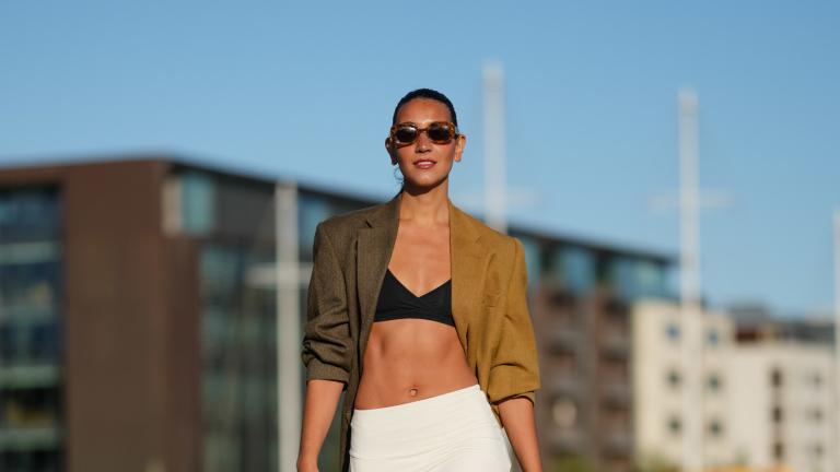 Beachwear και αξεσουάρ: Οι καλύτερες αγορές που αξίζει να κάνεις τώρα στις εκπτώσεις