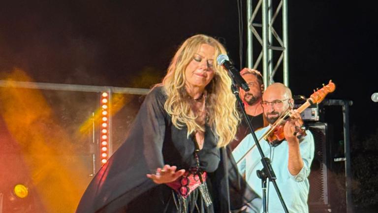 Η Ελένη Τσαλιγοπούλου απογείωσε το Attica Roots Festival με μια μαγική συναυλία στα Λιπάσματα