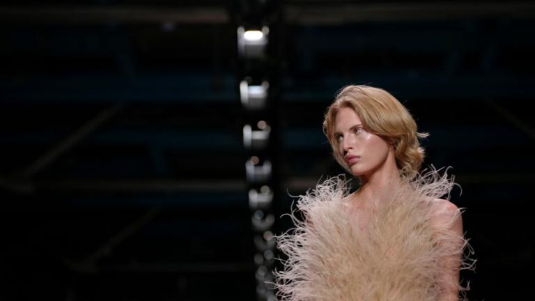 Μοντέλο φοράει δημιουργία Stella McCartney SS 2026 με ροζ φτερά