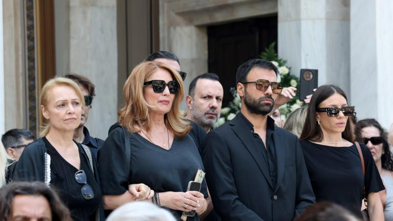 Το τελευταίο χειροκρότημα στη Μάρω Κοντού: Συγκίνηση στην κηδεία της