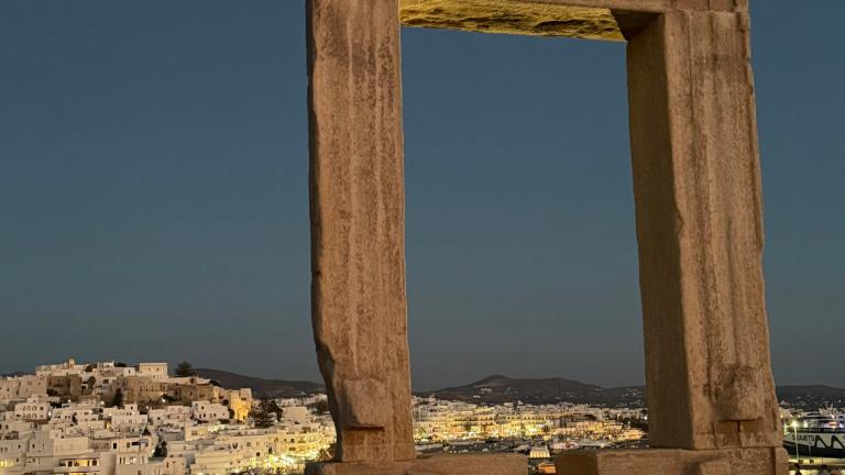 Η Χώρα της Νάξου όπως φαίνεται από την Πορτάρα