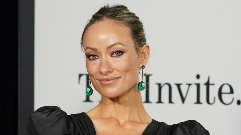 H Olivia Wilde με μαύρο φόρεμα σε εκδήλωση