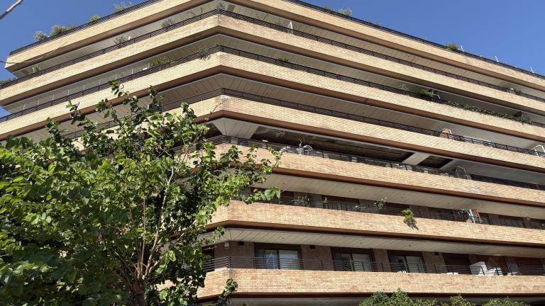 Στην πολυκατοικία του «Ρετιρέ»: Μια επίσκεψη στο πιο αναγνωρίσιμο κτίριο της ελληνικής τηλεόρασης