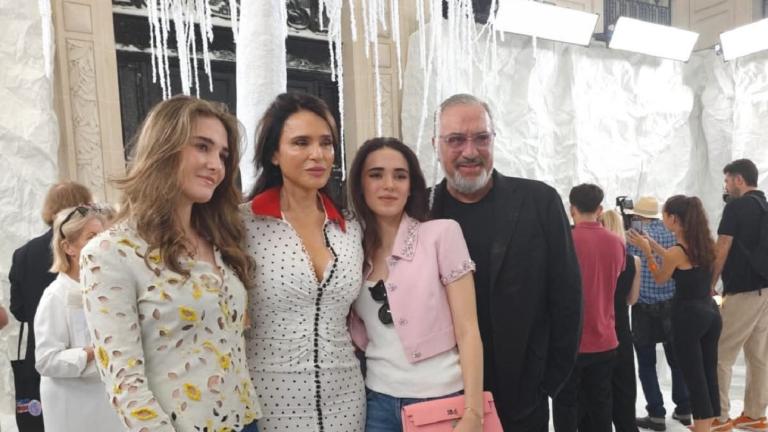 Η Σίλια Κριθαριώτη με τον Νίκο Τσάκο και τις κόρες τους/Φωτογραφία Bovary 