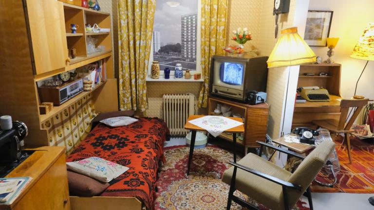 Κάθε σπίτι είχε από ένα τη δεκαετία του '60 — Σήμερα είναι ένας μικρός θησαυρός στα καταστήματα με μεταχειρισμένα για gallery walls