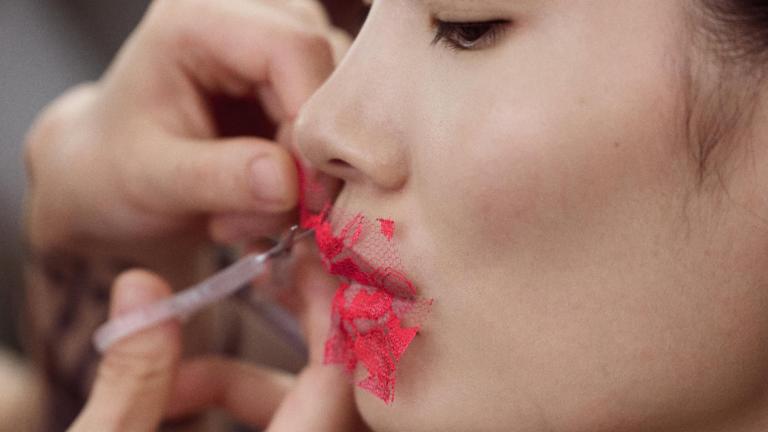 Δαντελένια χείλη: Το πιο σαγηνευτικό beauty trend ήρθε από την πασαρέλα του Jean Paul Gaultier