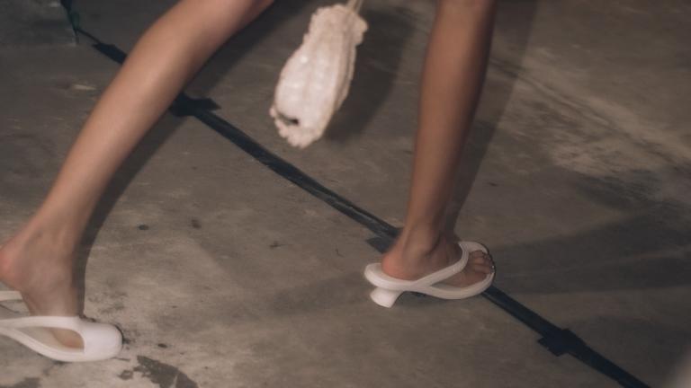Οι εμβληματικές Havaianas απέκτησαν τακούνι -Το νέο σχέδιο του διάσημου brand συζητιέται παντού