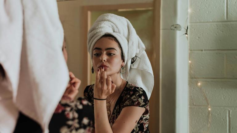 Γυναίκα βάζει concealer