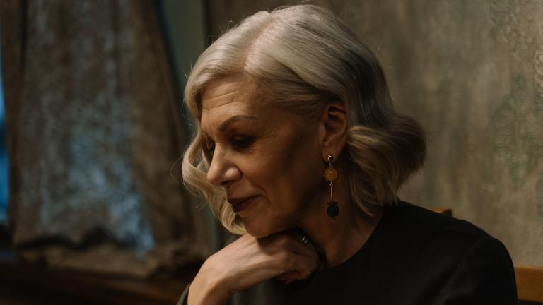 Γυναίκα με γκρι μαλλιά 