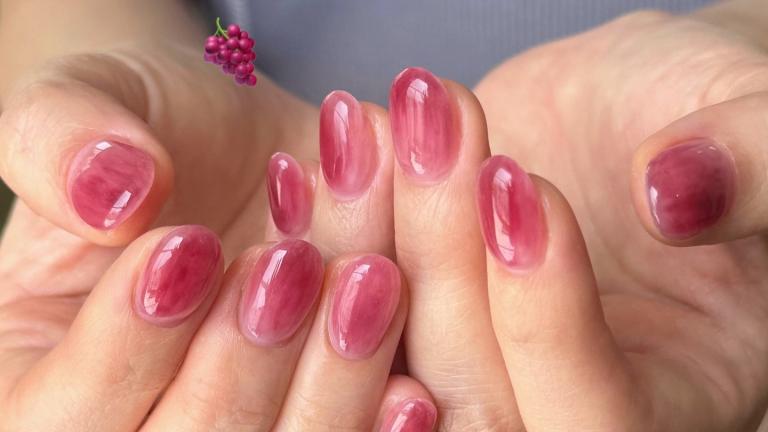 «Grape Peel Nails»: Η κορεάτικη τάση που χαρίζει φωτεινά και διάφανα νύχια