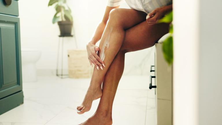 κοπελα απλωνει nivea στο σωμα της