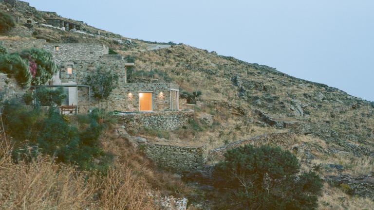Ένα παλιό κελί στην Τήνο έγινε ένα σπίτι που μοιάζει να ήταν πάντα εκεί