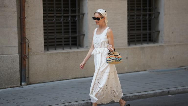 στιλάτη γυναίκα με φουλάρι