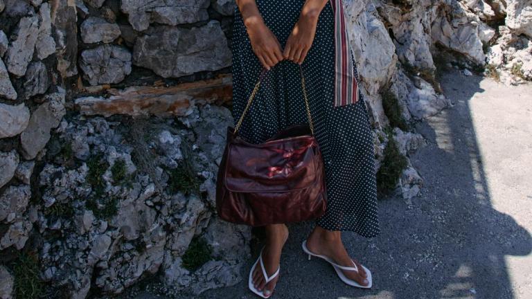 κοπελα κραταει μπορντο τσαντα με αλυσιδα 