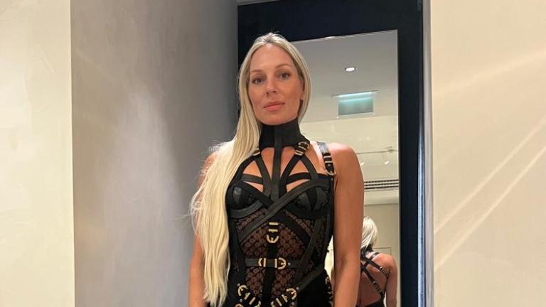 Το θρυλικό Versace των ’90s που φόρεσε και η Ροή Δανάλη Αποστολοπούλου