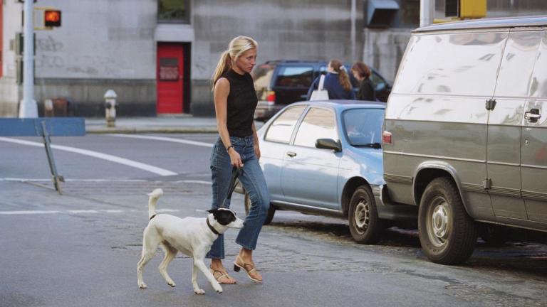 η καρολιν μπεσετ βολτα με τον σκυλο της