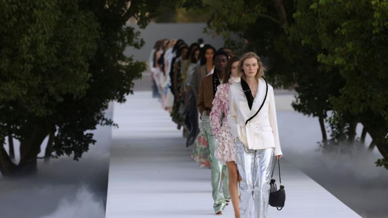 κορίτσια στην πασαρέλα του dior ανοιξ 27