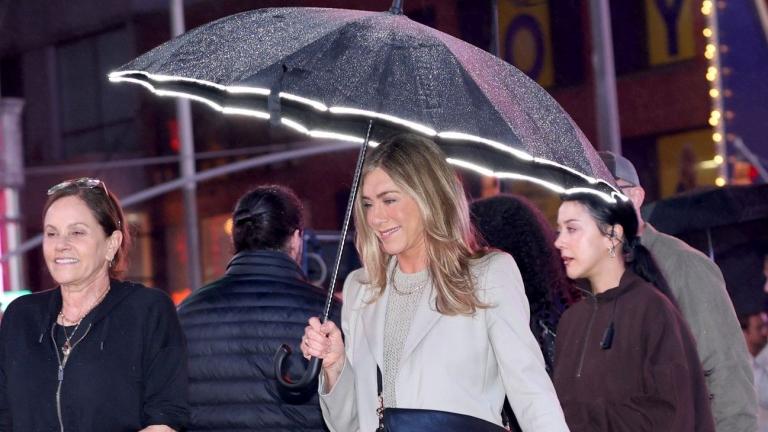 Η Τζένιφερ Άνιστον με φθινοπωρινό look
