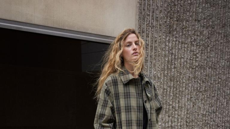 κοπελα με καρο καμπαρντινα απο massimo Dutti