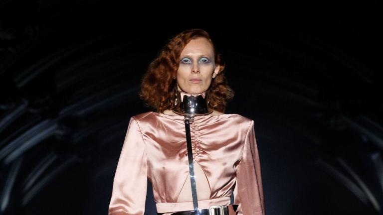 ΜΟΝΤΕΛΟ ΣΤΗΝ ΠΑΣΑΡΕΛΑ ΜΕ ΡΟΖ ΦΟΡΕΜΑ MCQUEEN