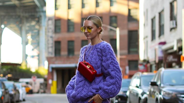 κοπελα με μοβ πουλοβερ και κοκκινη τσαντα