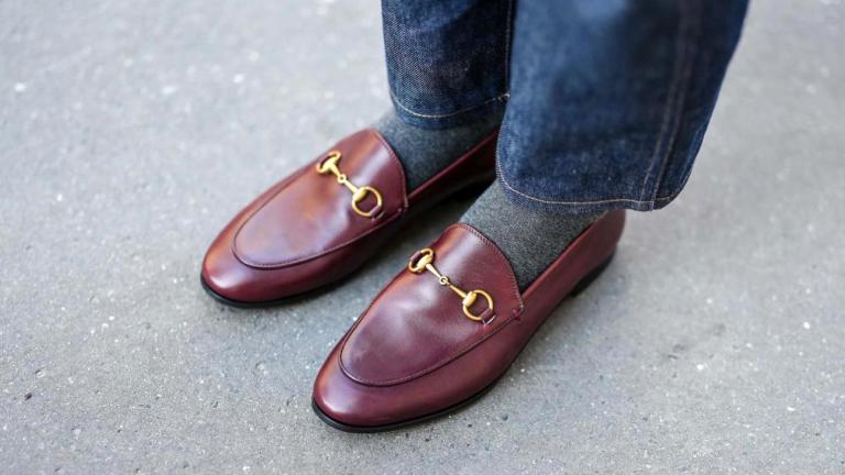 μπορντο loafers με γκρι καλτσες και τζιν παντελονι