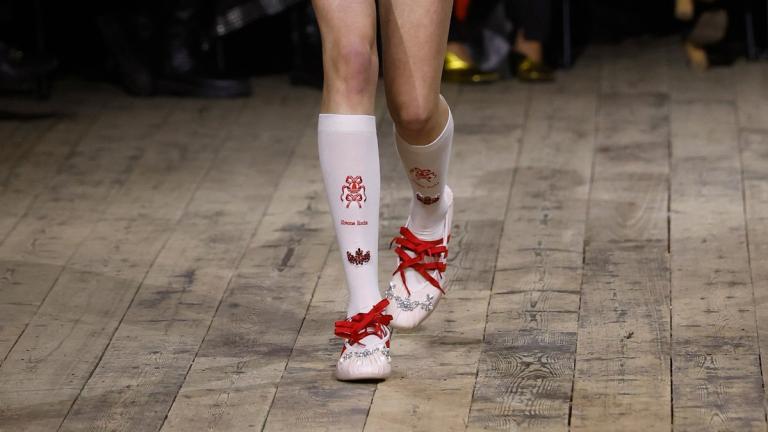 κοπελα με καλτσες και adidas