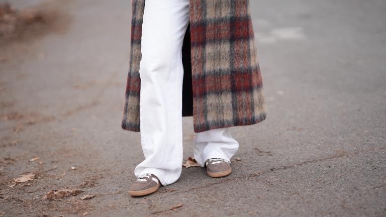 Τα sneakers του φθινοπώρου είναι suede -Το trend που θα μπει πρώτο στη wishlist σας