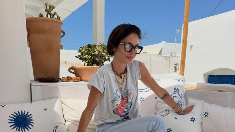 η σοφια καρβελα με tshirt και γυαλια ηλιου 