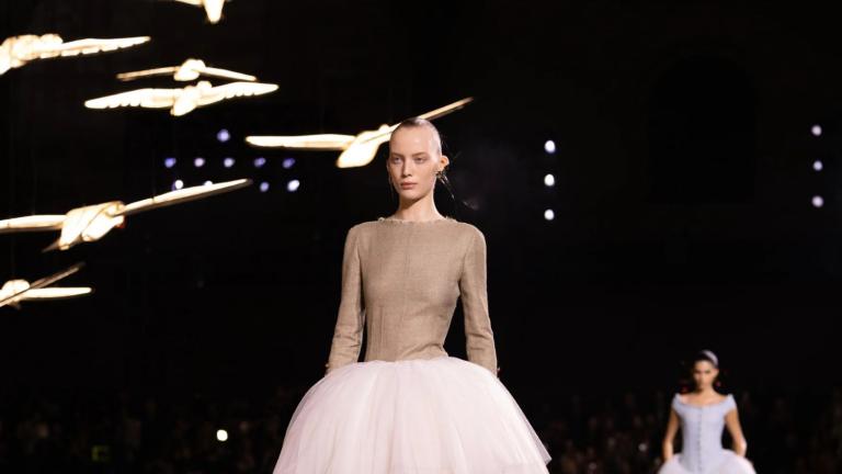 μοντέλο στην πασαρελα της Chanel 