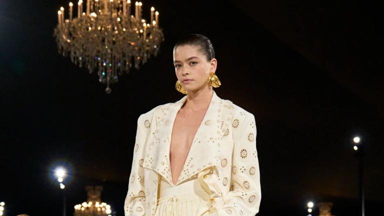 κοπελα σε πασαρελα στην επιδειξη Schiaparelli SS'27