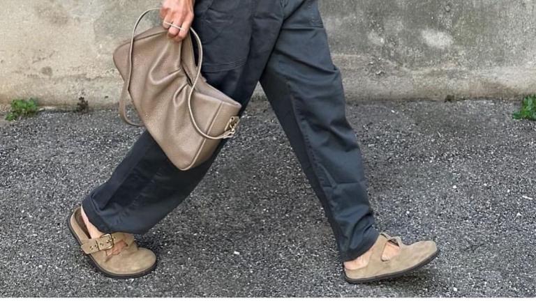 κοπελα με γκρι παντελονι και birkenstock 