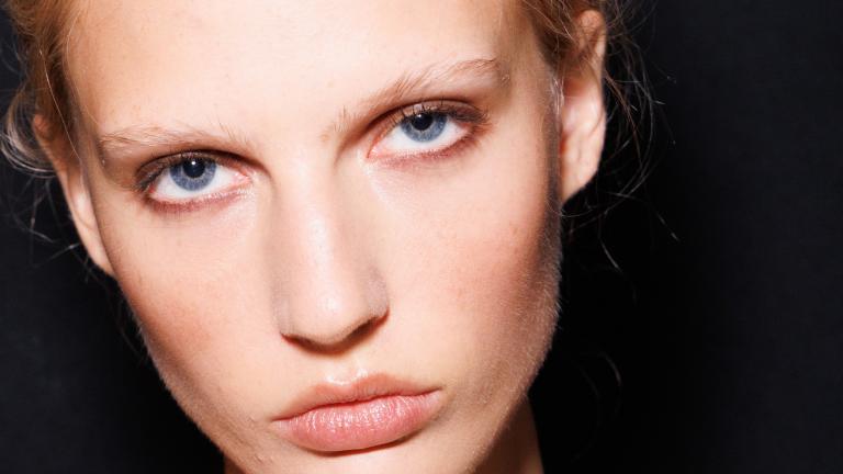 «Anti-Blush»: Μετά το έντονο ρουζ, αυτή είναι η νέα τάση που θα βλέπουμε παντού το φθινόπωρο