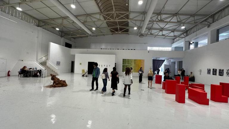 Οι καλλιτέχνες που θα μας απασχολήσουν αύριο εκθέτουν σήμερα -Είδαμε την έκθεση των τελειόφοιτων της Καλών Τεχνών
