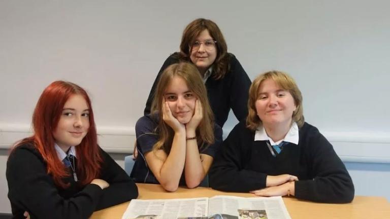 Η Willow, η Rose, η Aylin και η Mae, μαθήτριες του σχολείου Cooper School στο Μπλάιστερ (Bicester), στην κομητεία του Οξφορντσάιρ