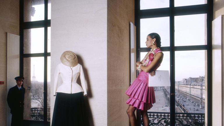 40 χρόνια μόδας σε μία έκθεση: Dior, Chanel, McQueen και Galliano συναντιούνται στο Παρίσι