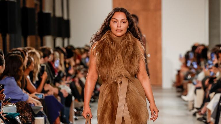 μοντελο plus size στην πασαρελα με γουνινο πανωφορι