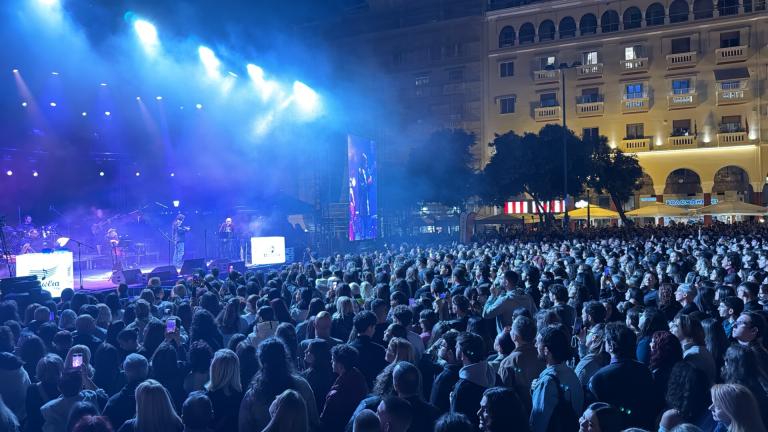 Ο Μελωδία Θεσσαλονίκης 98 τίμησε τον Θάνο Μικρούτσικο σε μια αξέχαστη μουσική συνάντηση στην καρδιά της πόλης