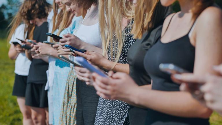 «Τριχόπτωση το φθινόπωρο; Το φυσικό συστατικό που προτείνουν οι κομμωτές για την ανάπτυξη των μαλλιών»
