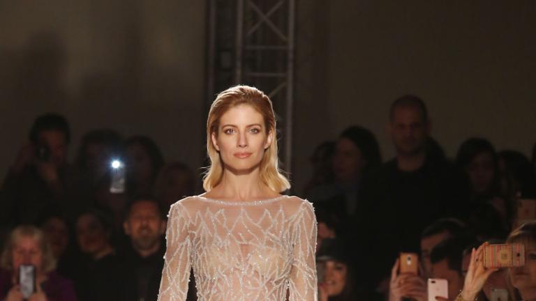 H Ευαγγελία Αραβανή σε επίδειξη νυφικών, Φωτογραφία: ΝDP photo agency