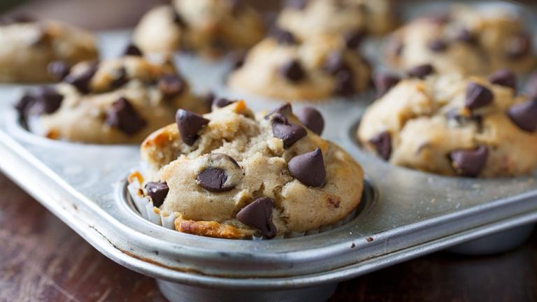 Μάφινς με μπανάνα και σοκολάτα -Πανεύκολη λιχουδιά, όλα μαζί στο μίξερ [βίντεο] | 0 bovary.gr