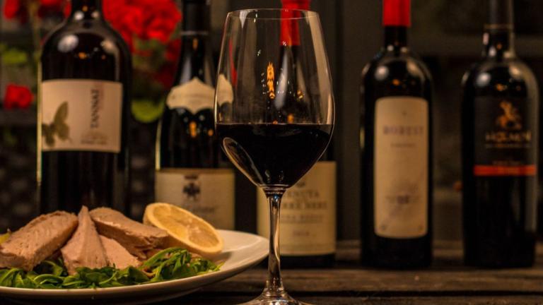 vintagewinebistro.com